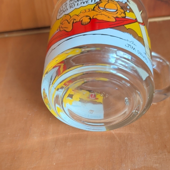 Garfield Glass Mug with Cartoon Design - Picture 4 of 4